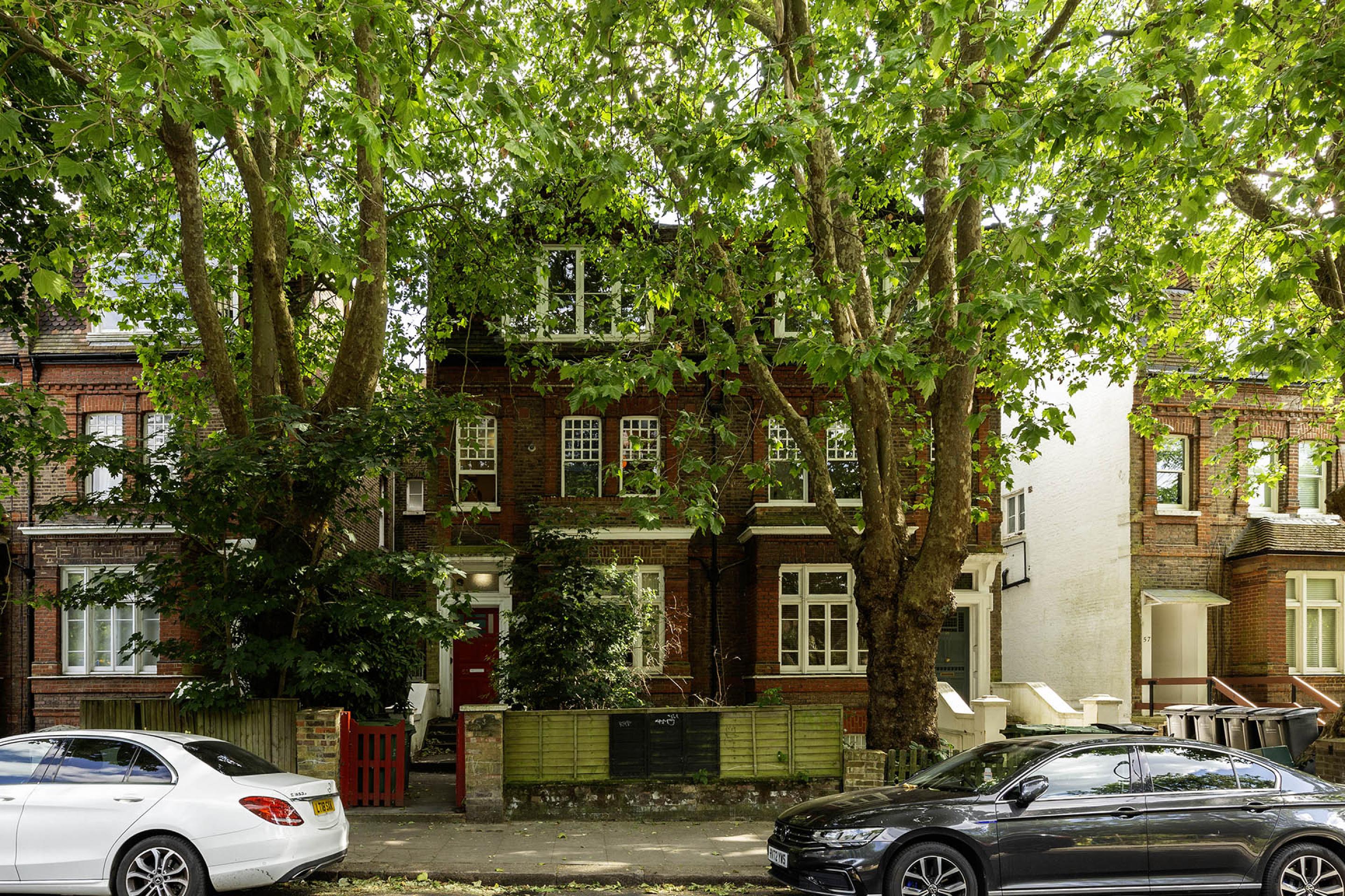 			4 Bedroom, 2 bath, 1 reception Flat			 Broadhurst Gardens, WEST HAMPSTEAD NW6